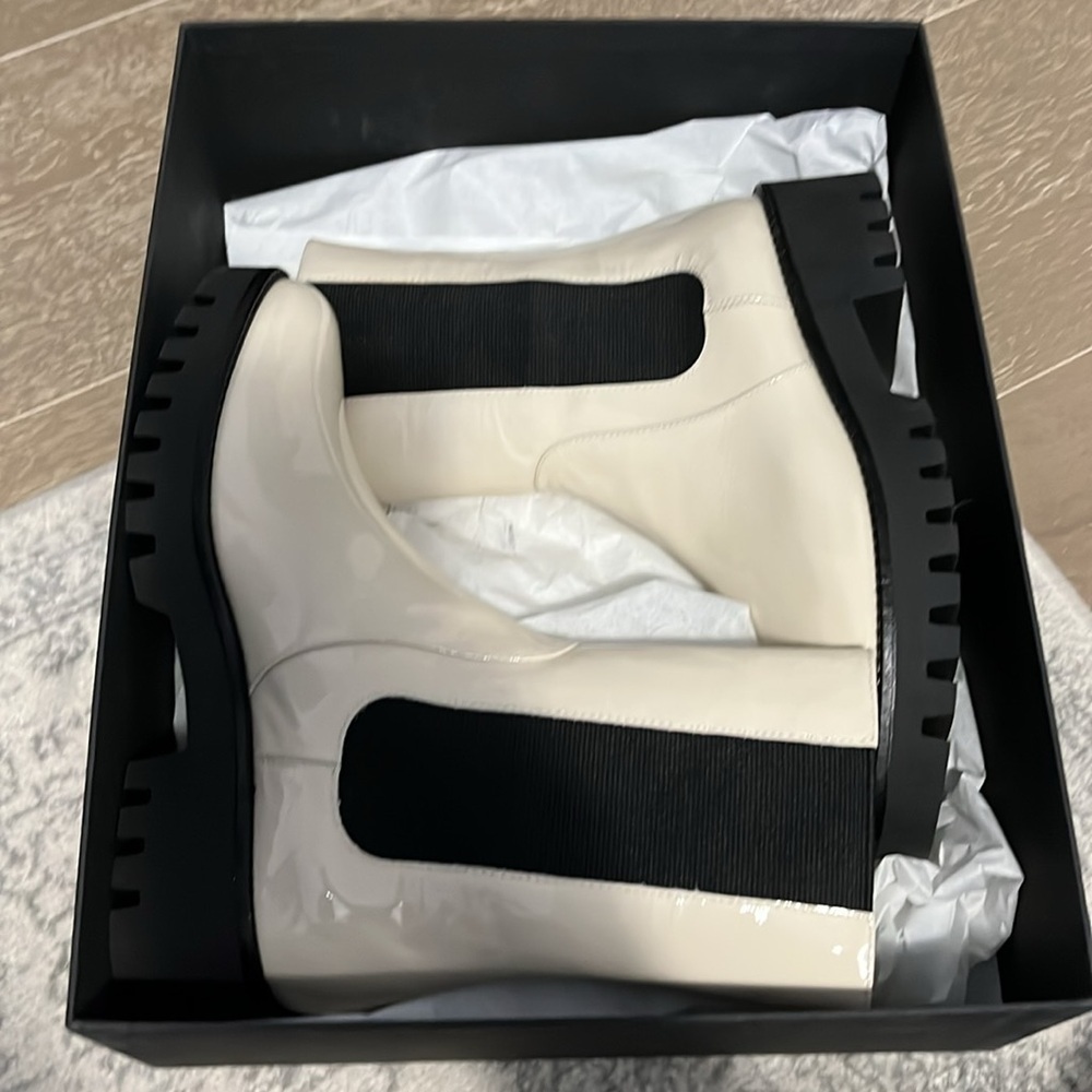 NEW Theory Cream Chelsea Boots with Black Elastic Panels and Thick Rubber Soles - Picture 2 of 8